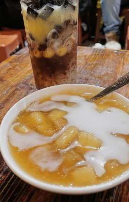 Có con mèo leo trèo lung tung