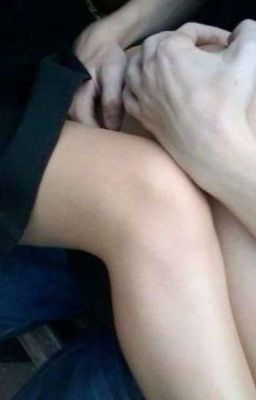 Cô gái nhỏ trong chiếc lồng vàng
