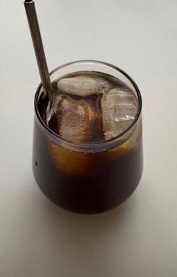 Ly cà phê này hơi đắng nhỉ?