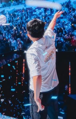 pháo hoa cháy trong mưa